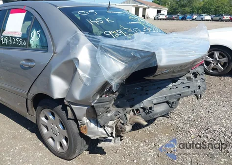 2005 Mercedes-Benz C 240 Luxury 4Matic z USA, uszkodzony, nr VIN WDBRF81J35F682497